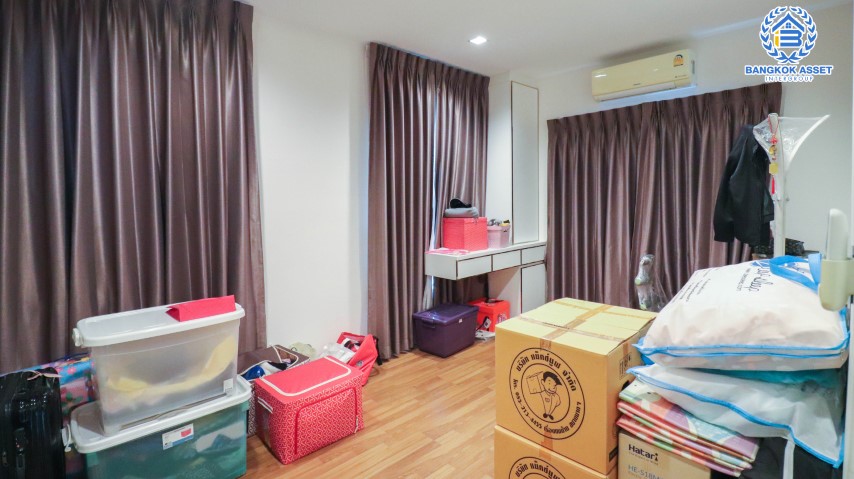 *****บ้านเดี่ยวมือสองนนทบุรี ม.คาซ่าพรีเมี่ยม ราชพฤกษ์-พระราม5 แบรนด์คุณภาพ Q.House เนื้อที่ 55.70 ตร.ว. บ้านสวยพร้อมเข้าอยู่ ต่อเติมห้องเอนกประสงค์พร้อมใช้งาน ฟังก์ชัน 4 ห้องนอน 3 ห้องน้ำ 2 ที่จอดรถ เชื่อมต่อถนนราชพฤกษ์, ถนนรัตนาธิเบศร์, ถนนบางกรวย-ไทรน้อย ใกล้เซ็นทรัลเวสต์เกต จองเลย!